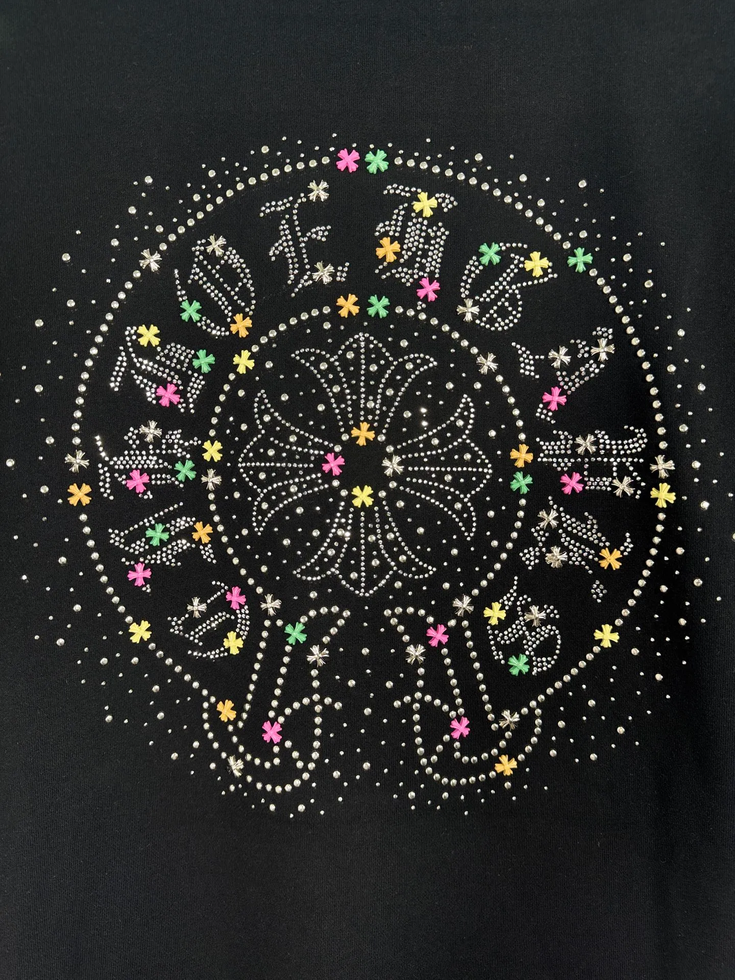 P350 top version, real shot without P, ​​different from market currency) 𝗖𝗵𝗿𝗼𝗺𝗲 𝗛𝗲𝗮𝗿𝘁𝘀/Cro Heart 2025 Washable Watercolor Diamond Paste Autumn and Winter New Original Single Counter American Laser Diamond 3D Three-dimensional Color Embroidery Couple Casual Cardigan Sweatshirt 👑The highest version! Customized fabric 480g tripe terry fabric! American acid-washed and distressed original fabric, laser-burned pattern ✟Colored diamond hardware stickers, exquisite embroidery of letters! The best-selling model in the counter, very comfortable to wear. Accessories: original molded and authenticated collar label➕100% silk wash label. Genuine purchase-grade original hangtag➕matching hanging rope➕3D hanging beads➕original packaging bag. Craftsmanship: The original version has consistent wiring! The highest version of the armhole matching technique! Color: Apricot Black Size: S M L XL Style Number: 25-322